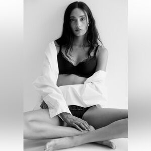 H&M PADDED BLACK UNDERWIRE MICROFIBER AND
LACE BRA